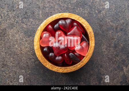 Herzförmige Süßigkeiten in der Schüssel. Stockfoto