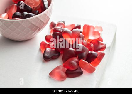 Herzförmige Süßigkeiten. Süße Bonbons. Stockfoto