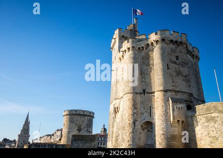 Historische Türme im alten Hafen von La Rochelle Stockfoto