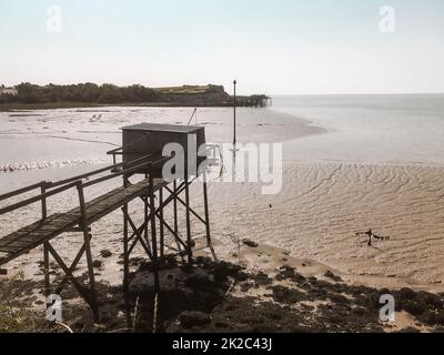 Traditionelle Angelkabine und -Netz - Carrelet - Talmont sur Gironde, Frankreich Stockfoto