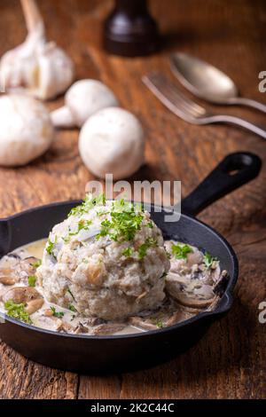 Brotknödel mit Sauce Stockfoto