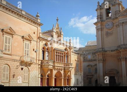 Hausfassade in St. Pauls und St. Paul's Kathedrale in Mdina, Malta Stockfoto