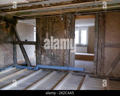 Hausrenovierung in einem neu erworbenen alten Gebäude Stockfoto