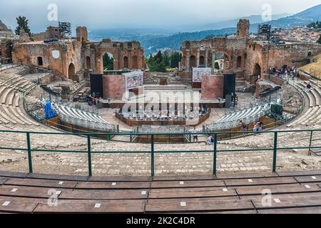 Malerischer Blick in das antike Theater von Taormina, Sizilien, Italien Stockfoto