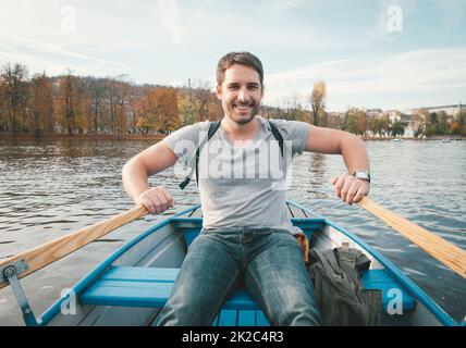 Ein Mann rudert auf dem Fluss Stockfoto