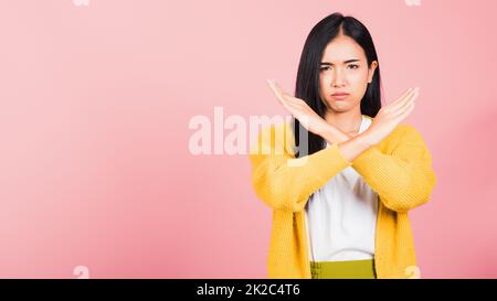 Eine unglückliche oder selbstbewusste Frau, die zwei Arme hält, sagt kein X Stockfoto