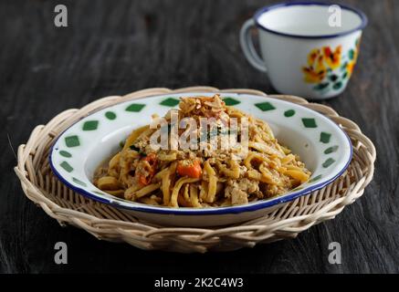 Mie Nyemek Gunung Kidul, köstliches Noodle-Menü aus Yogyakarta, Indonesien. Serviert auf Emaille-Platte Stockfoto