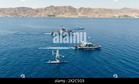 220921-N-NO146-1002 GOLF VON AQABA (SEPT 21, 2022) Schiffe der israelischen Marine und des US Naval Forces Central Command operieren im Golf von Aqaba mit zwei unbemannten Oberflächenschiffen, einem Devil Ray T-38, oben, und Saildrone Explorer, unten, während der Übung Digital Shield, 21. September. Digital Shield ist eine bilaterale Trainingsübung zwischen dem Central Command der US Naval Forces und den israelischen Marinestreitkräften, die sich auf die Verbesserung des maritimen Bewusstseins mithilfe unbemannter Systeme und künstlicher Intelligenz zur Unterstützung von Schiffsbeförderungen konzentriert. (Mit Freundlicher Genehmigung) Stockfoto