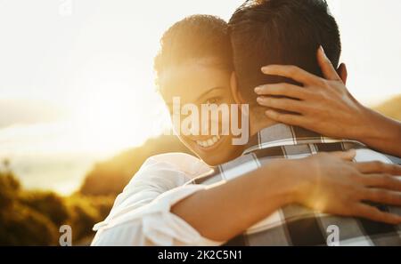 Ich kann mir das Leben ohne ihn nicht vorstellen. Eine kurze Aufnahme eines liebevollen Paares, das den Tag am Strand verbringt. Stockfoto