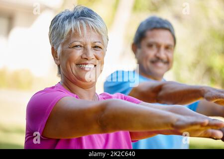 Leben mit Vitalität. Porträt eines reifen Paares, das gemeinsam in ihrem Hinterhof trainiert. Stockfoto