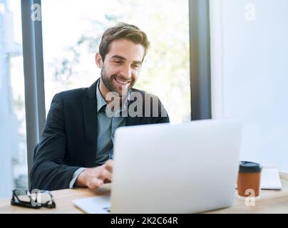 Engagiert für den Job. Aufnahme eines hübschen jungen Geschäftsmannes im Büro. Stockfoto