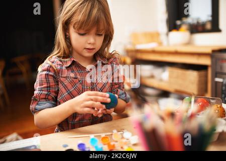 Es ist so kreativ. Aufnahme eines kleinen Mädchens, das Kunst und Kunsthandwerk macht. Stockfoto