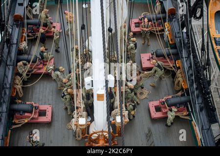 BOSTON (Sept 21, 2022) US Navy Petty Officers First Class, ausgewählt für die Beförderung zum Chief Petty Officer, beteiligen sich an einer Entwicklung der Linienführung während der Chief Petty Officer Heritage Weeks. Während der Woche lehren die Segler der Verfassung den ausgewählten Personen eine Vielzahl von altehrwürdigen maritimen Entwicklungen, während sie an Bord des Schiffes leben und arbeiten.USS Constitution ist das älteste in Auftrag gegebene Kriegsschiff der Welt, Und spielte eine entscheidende Rolle in den Barbarenkriegen und dem Krieg von 1812, indem sie aktiv die Seewege von 1797 bis 1855 verteidigte. Während des normalen Betriebs waren die aktiven Seeleute an Bord der USS Verfassung stationiert Stockfoto