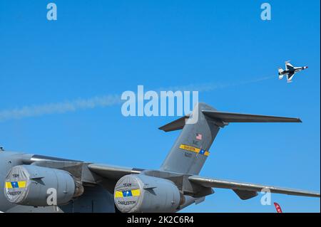 Reservist der 300. Airlift Squadron, Joint Base Charleston, S.C., ließ sowohl das Fallschirmdemonstrationsteam der US Air Force Academy, Wings of Blue, als auch das Fallschirmdemonstrationsteam der US Army, Golden Knights, auf der Joint Base Andrews 2022 Air and Space Expo, 16.-18. September 2022, auf der Joint Base Andrews, MD. Der Fallflug zeigte die schnelle Mobilität des Luftlift-Flügels 315. von der gemeinsamen Basis Charleston, um sofort kampfbereite Kräfte in einer gemeinsamen Umgebung zu entwickeln und einzusetzen. (USA Luftwaffe Foto/Tech Sgt. Della Creech) Stockfoto