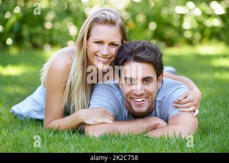 Junge Liebe. Kurzer Schuss eines liebevollen jungen Paares. Stockfoto