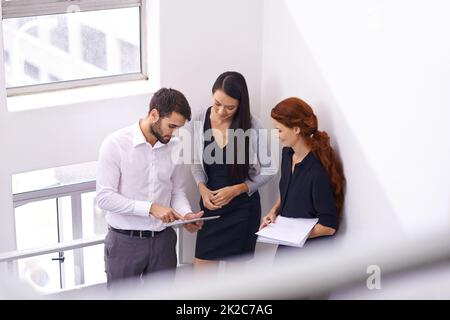 Spontanes Meeting. Aufnahme eines Kollegen, der sich im Treppenhaus zusammennahm. Stockfoto