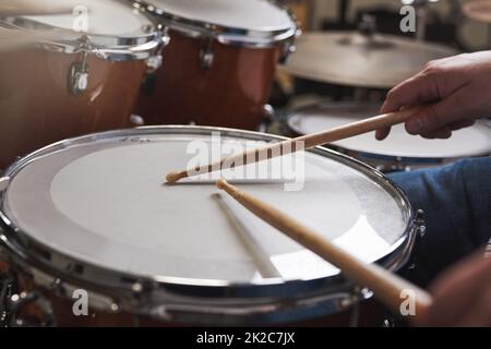 Trommelwirbel, bitte. Eine kurze Aufnahme eines nicht erkennbaren Mannes, der am Schlagzeug spielt. Stockfoto