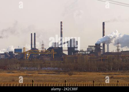 Die Luft wird immer wieder verschmutzt. Aufnahme der Luftverschmutzung über einem Industriegebiet. Stockfoto