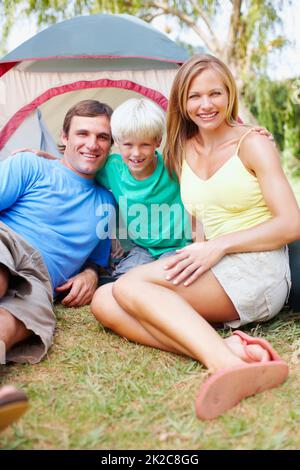Netter Familiencamping. Porträt einer niedlichen Familie von drei Zelten vor dem Zelt und lächelnd. Stockfoto