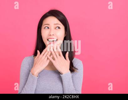 Überraschte Frau mit geöffnetem Mund und großen Augen Stockfoto