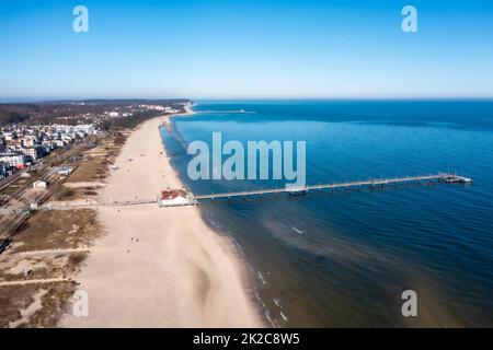 Luftaufnahme der Küste um Ahlbeck auf der Halbinsel Usedom in Deutschland an einem sonnigen Tag im Frühling. Stockfoto