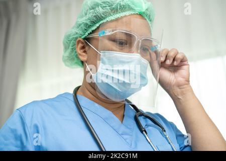 Asiatischer Arzt mit Gesichtsschutz und PSA entsprechen der neuen Norm zur Kontrolle der Patientensicherheit Infektion Covid 19 Coronavirus Ausbruch auf Quarantäne Krankenstation Krankenpflege. Stockfoto