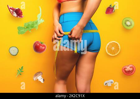 Fit Mädchen misst mit dem Messgerät die Diät-Ergebnisse Stockfoto