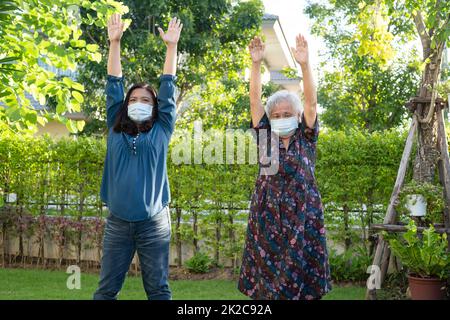 Asiatische ältere oder ältere alte Dame Frau Patient Übung mit glücklich frisch genießen im Park, gesund starke medizinische Konzept Stockfoto