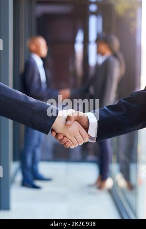 Wir sind eins. Ausgeschnittene Aufnahme einer Gruppe von Händen nicht erkennbarer Völker. Stockfoto