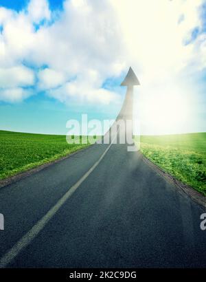 Alle Wege führen dazu. CGI-Aufnahme einer Straße, die in einen Pfeil nach oben in den Himmel zeigt. Stockfoto