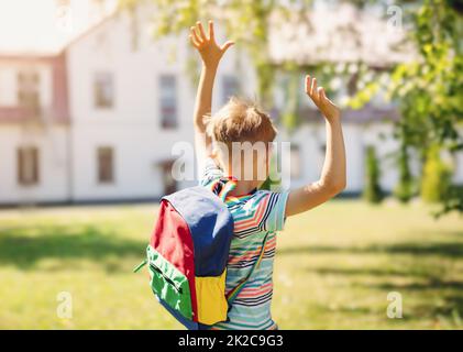 Junge, der zum ersten Mal in der Grundschule studieren will. Stockfoto