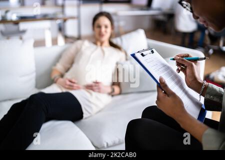 Doula Care Und Schwangere Patientin Stockfoto