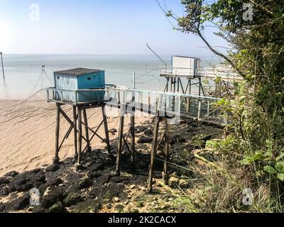 Traditionelle Angelkabine und -Netz - Carrelet - Talmont sur Gironde, Frankreich Stockfoto