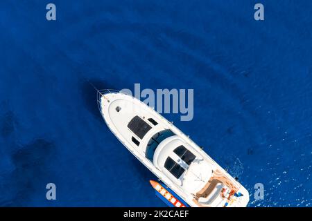 Blick von oben auf Yacht im Mittelmeer Stockfoto