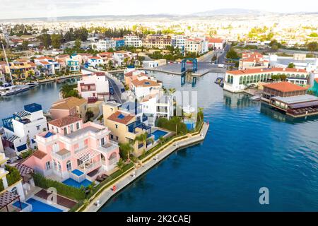 Luftaufnahme über Wohnhäusern von Limassol Marina. Zypern Stockfoto