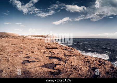 Felsige Küste des Cape Greco National Forest Park. Famagusta Distict, Zypern Stockfoto