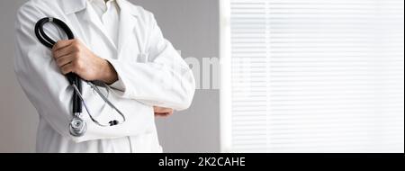 Nahaufnahme des männlichen Arztes mit Stethoskop Stockfoto