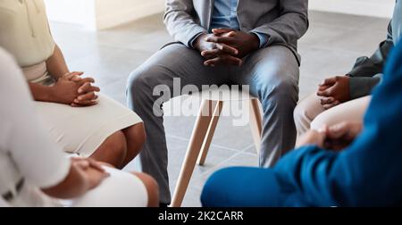 Business Support-Gruppe, Gemeinschaft und Hilfe in Therapie-Workshop für Geschäftsleute in Beratung treffen. Psychologie, Team und Sicherheit im Vertrauen der Gruppe Stockfoto