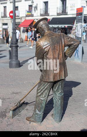Rückansicht der Statue des madrilenischen Straßenkehrers, Plaza Jacinto Benavente, Madrid, Spanien. Stockfoto