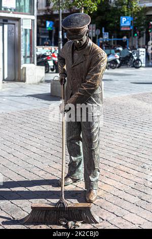 Vorderansicht der Statue des madrilenischen Straßenkehrers, Plaza Jacinto Benavente, Madrid, Spanien. Stockfoto