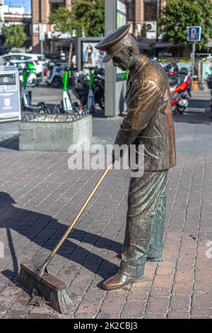 Seitenansicht der Statue des madrilenischen Straßenkehrers, Plaza Jacinto Benavente, Madrid, Spanien. Stockfoto