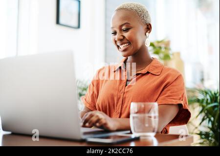 Sie verfügt über hervorragende Praktiken bei der Leitung ihres Unternehmens. Aufnahme einer jungen Geschäftsfrau, die in einem Büro an einem Laptop arbeitet. Stockfoto