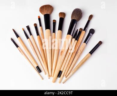 Putzen Sie Ihre Fehler weg. Ein isolierter Schuss eines Sets von Make-up-Bürsten. Stockfoto