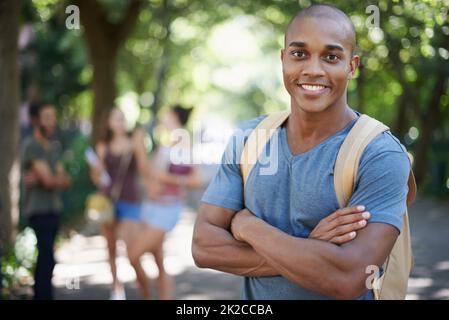 Meine Zukunft in meinen Händen. Porträt eines hübschen jungen Mannes auf dem Campus. Stockfoto