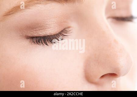 Sie hält ihr Make-up gerne natürlich. Nahaufnahme eines Models mit geschlossenen Augen. Stockfoto