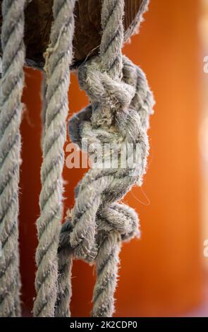Detail eines Seemannsknotens an einem Seil, einem Seil. Stockfoto