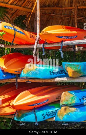 Orange-rote-blaue Kanus Muyil Lagoon Bootsfahrt in Mexiko. Stockfoto