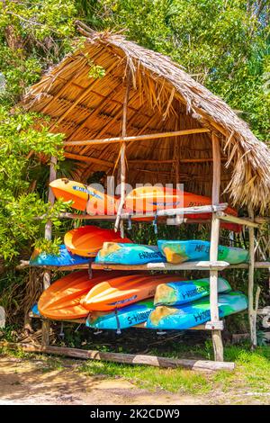 Orange-rote-blaue Kanus Muyil Lagoon Bootsfahrt in Mexiko. Stockfoto