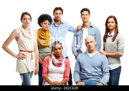 Das Leben sehr ernst nehmen. Gruppe von lässig gekleideten jungen Erwachsenen, die vor weißem Hintergrund ernst aussehen. Stockfoto