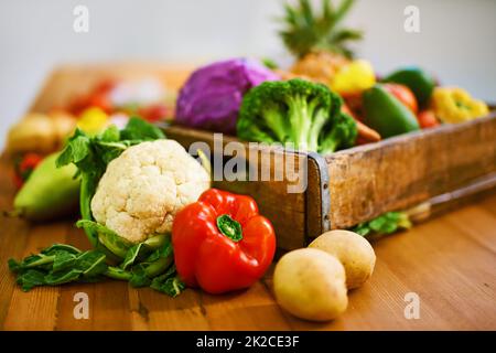 Alle Lebensmittel, die Sie sich wünschen könnten. Aufnahme einer Sammlung von Obst und Gemüse, die auf einem Tisch liegt. Stockfoto